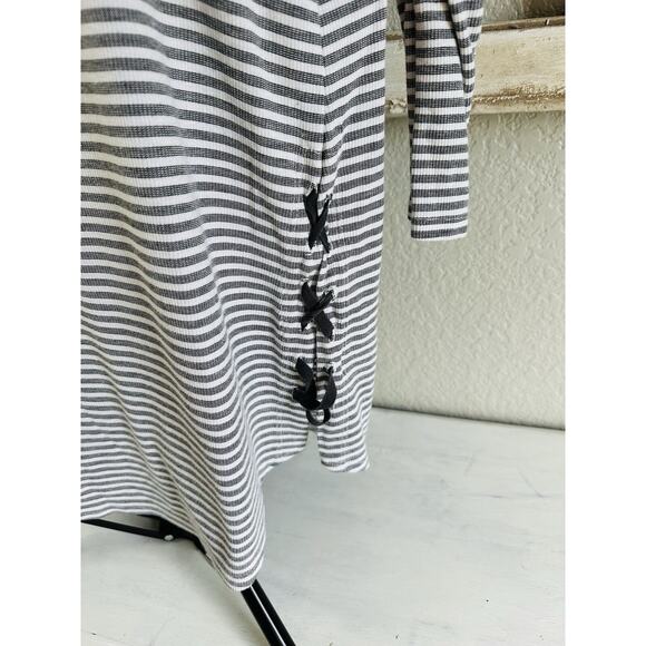 BKE Womens Top Med 3/4 SLEEVE KNIT Gray White Striped Laced Sides Very Soft - Picture 4 of 12